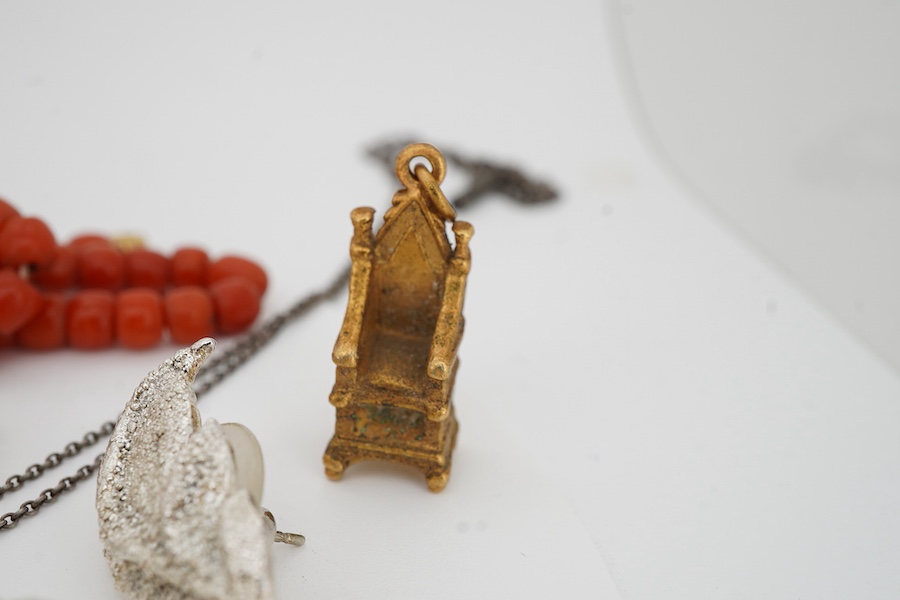 A group of jewels and accessories including a Georgian silver vinaigrette, length 2.2cm, British hallmarks for silver, date letter X for 1795 or 1821; a coral bead necklace, length 39cm; a coral and marcasite ring and pa
